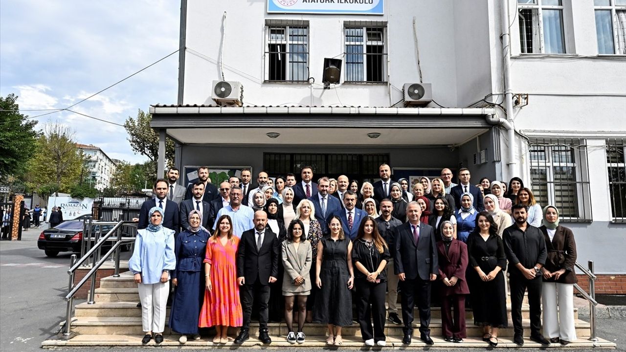 Milli Eğitim Bakanı Tekin, Atatürk İlkokulu Öğrencilerini Ziyaret Etti