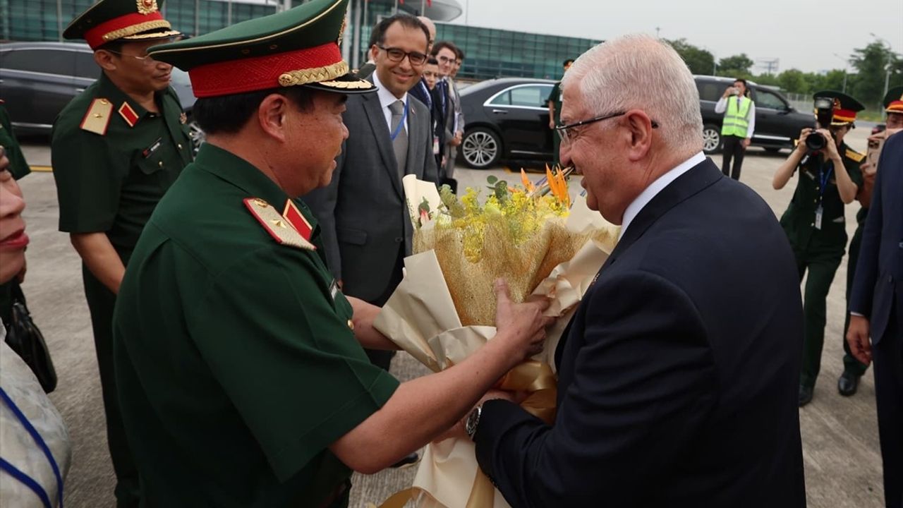 Milli Savunma Bakanı Yaşar Güler, Vietnam Ziyaretinde