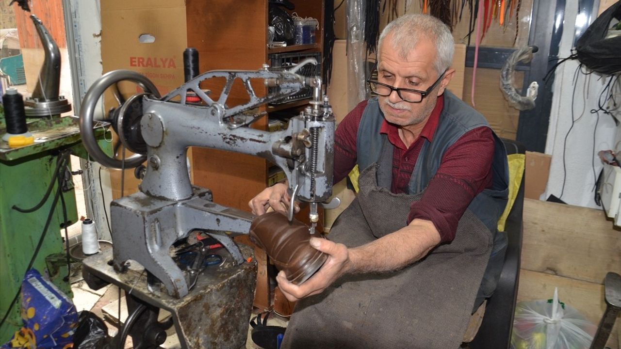 Muş'un Usta Ayakkabı Tamircisi Fikret Tekin
