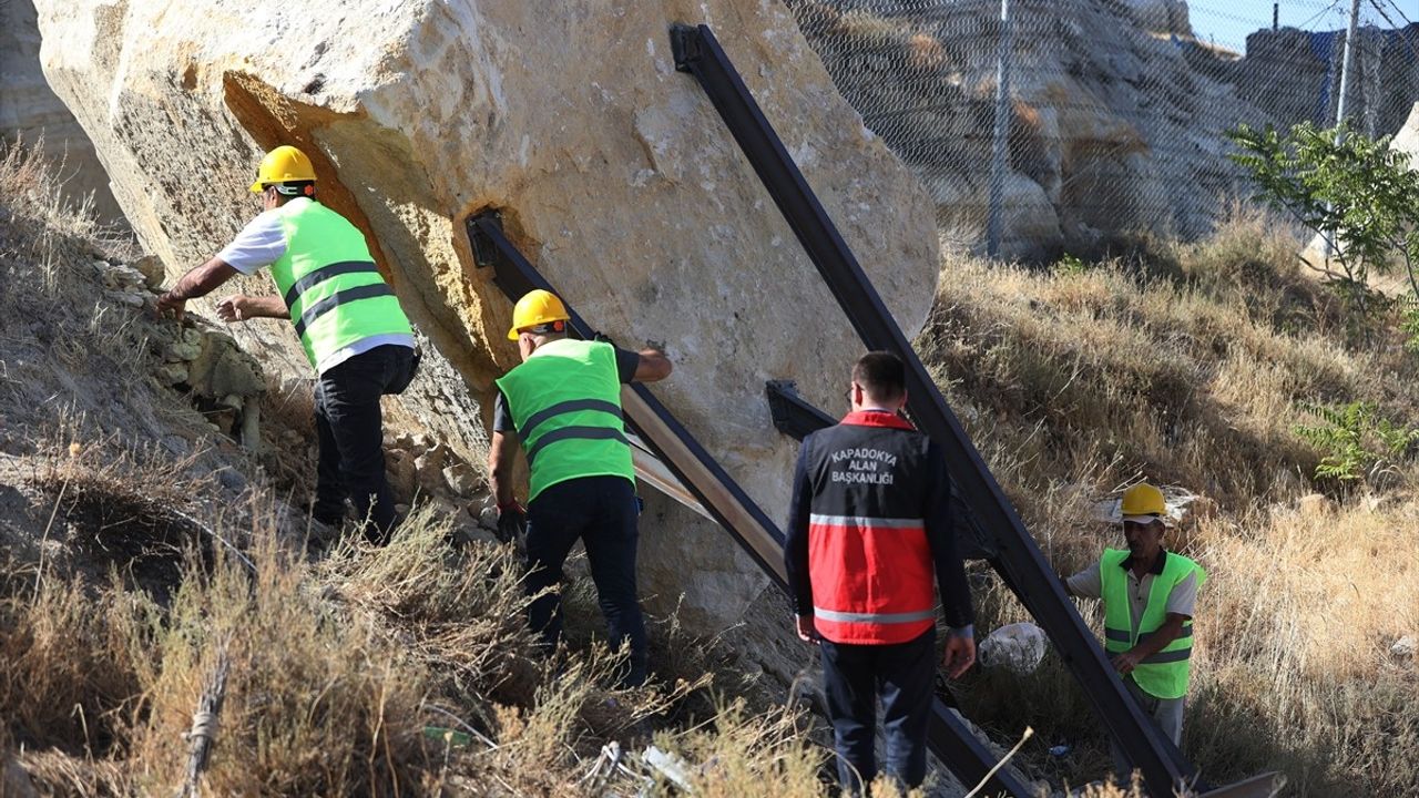 Nevşehir'de Kadıkalesi'nden Kaya Kopması Olayında Çalışmalar Başlatıldı