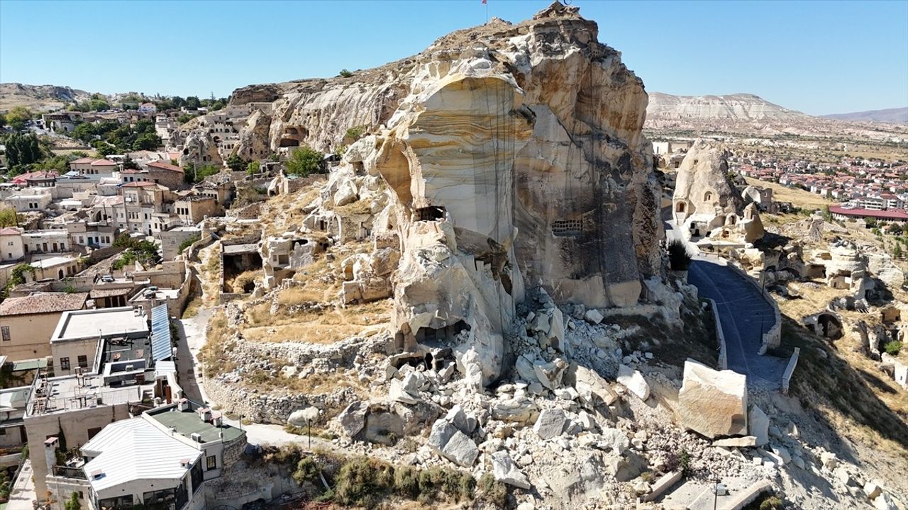 Nevşehir'de Kaya Kütlesi Düşmesi: Tedbirler Sonucu Yaralanma Olmadı