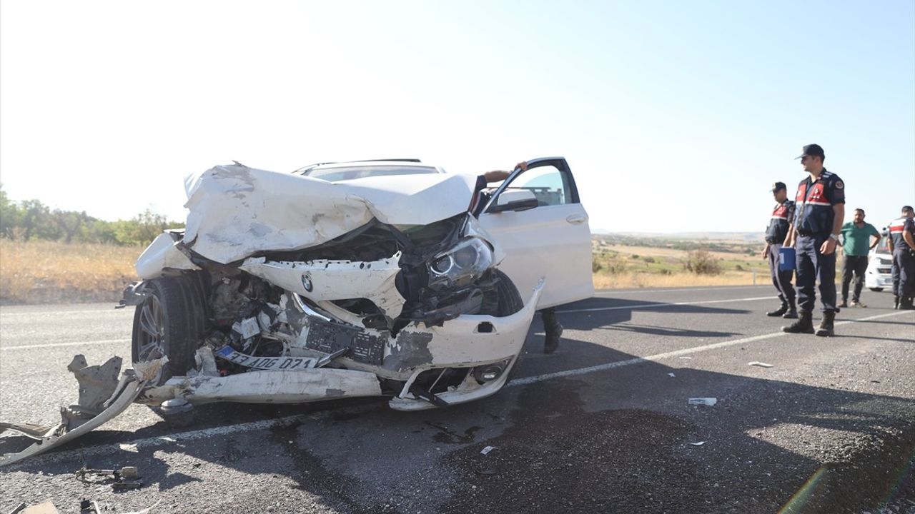 Nevşehir'de Otomobil ve Hafif Ticari Araç Çarpıştı: 14 Yaralı