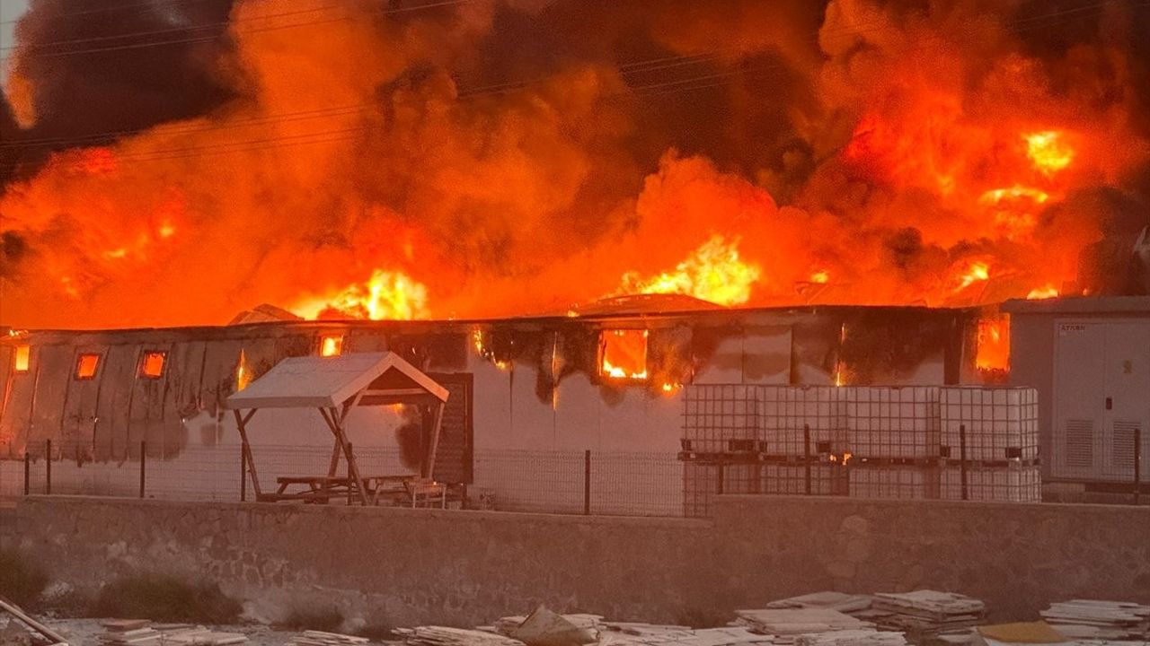 Niğde'de Ambalaj Fabrikasında Yangın Çıkışı