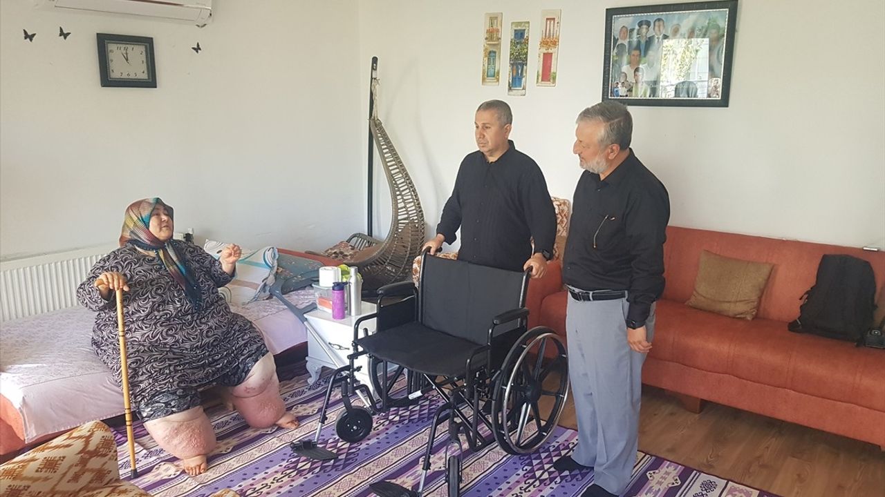 Osmaniye'de Fil Hastalığıyla Mücadele Eden Kadına Tekerlekli Sandalye Desteği