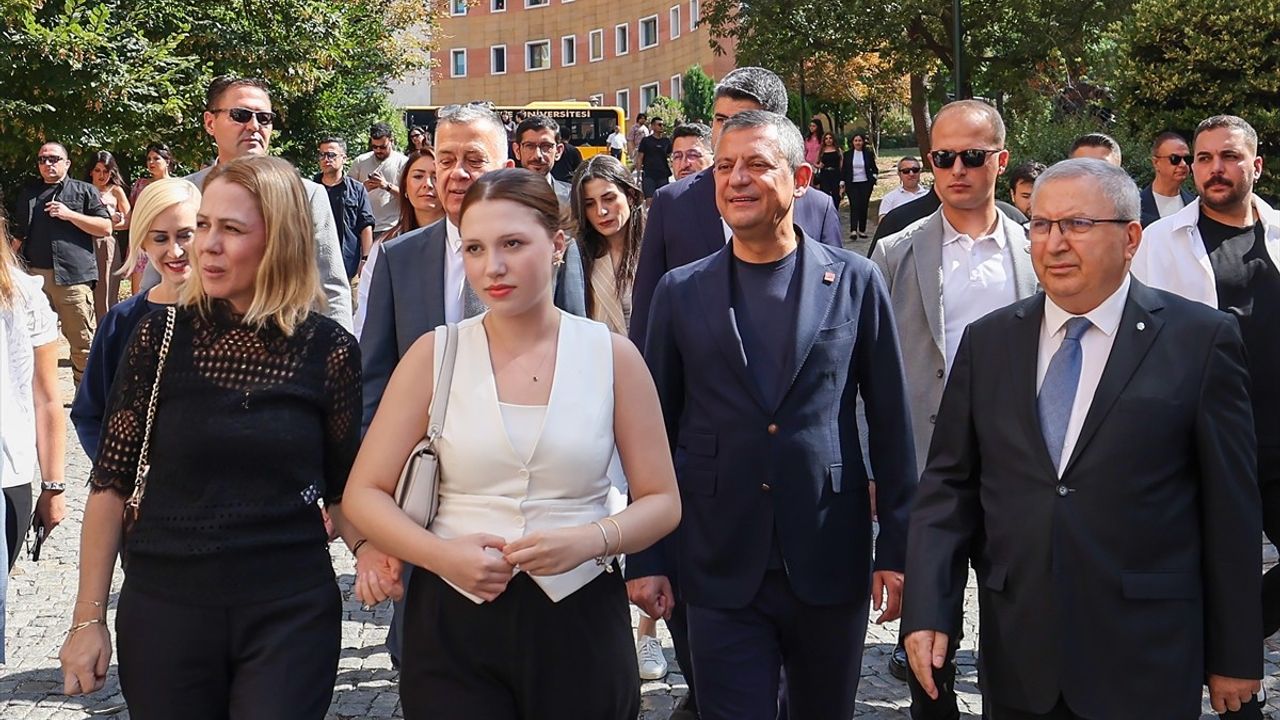 Özgür Özel, Ferdi Zeyrek'in Kızı Nehir'in Üniversite Kaydını Yaptırdı
