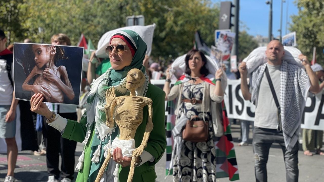 Paris'te Gazze İçin Büyük Gösteri Düzenlendi