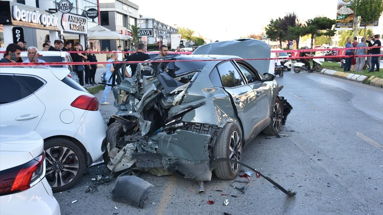 Sakarya'da Beton Mikseri Kazası: 5 Araç Hasar Gördü