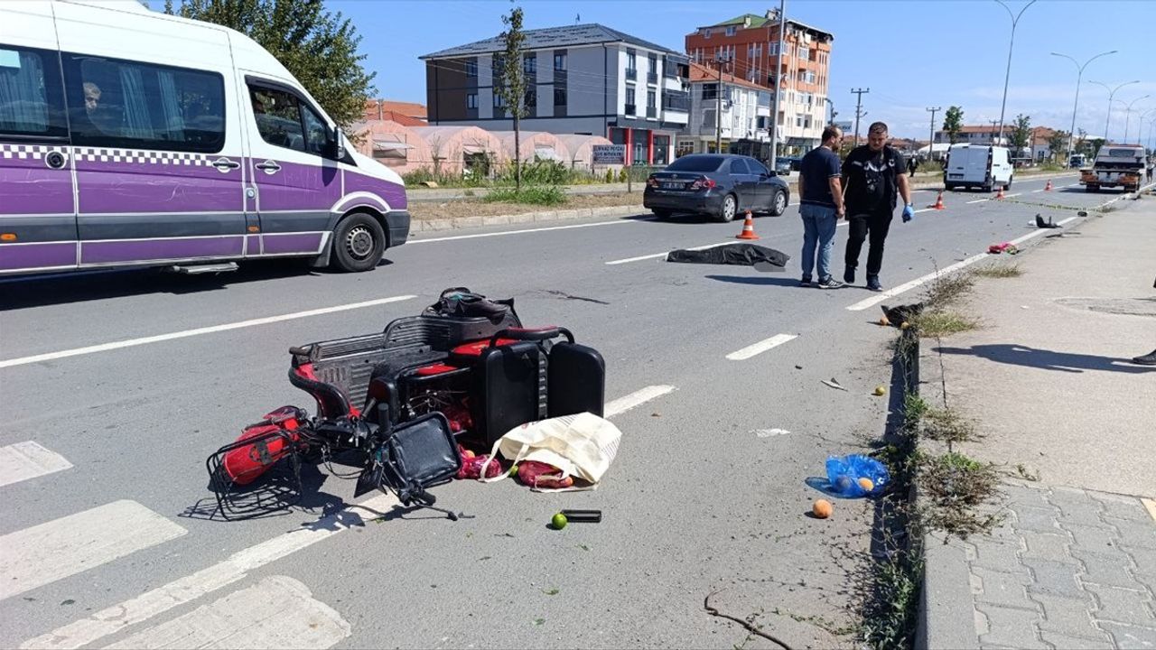 Sakarya'da Elektrikli Araca Çarpan Otomobilde Anne Hayatını Kaybetti