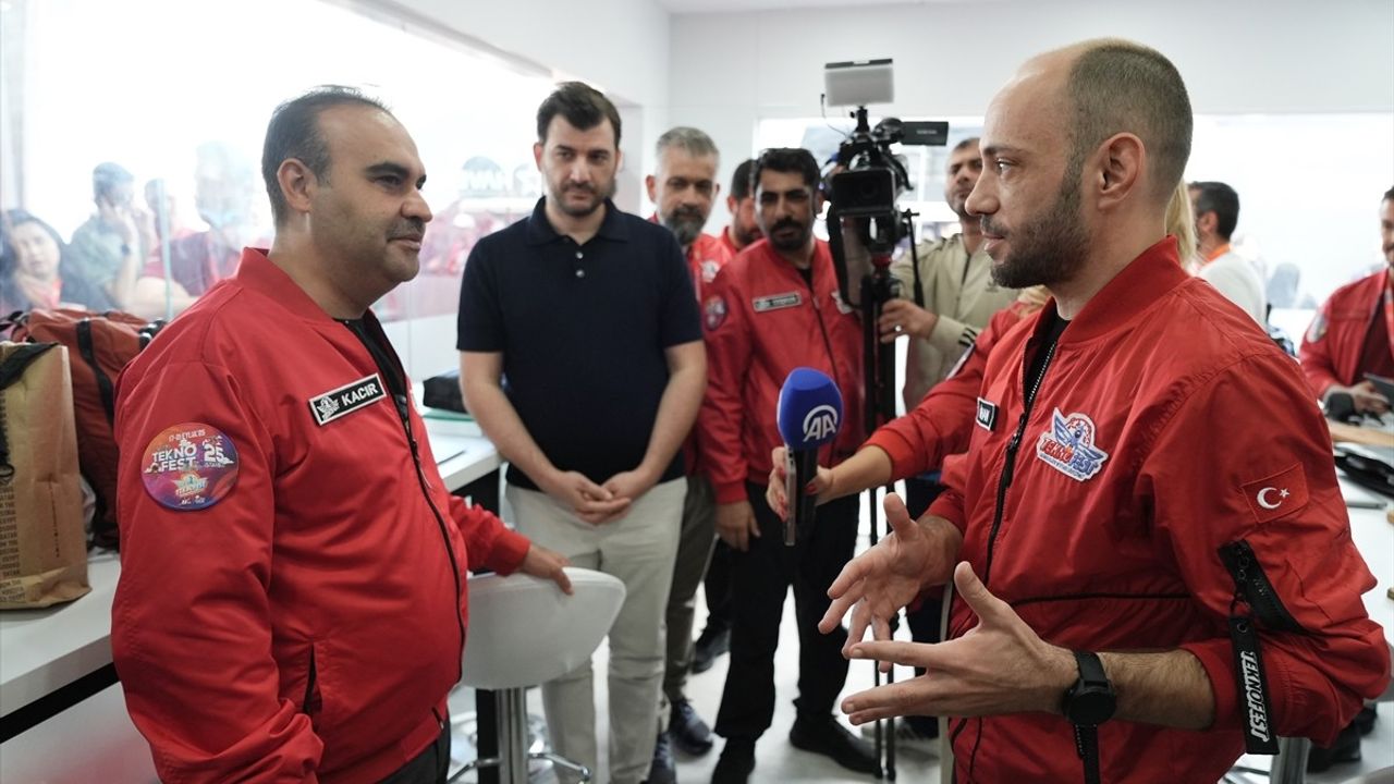Sanayi ve Teknoloji Bakanı Kacır TEKNOFEST İstanbul'da AA Standını Ziyaret Etti