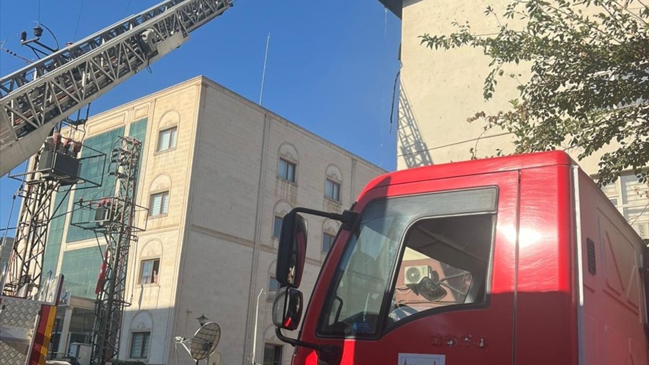 Şanlıurfa'da Hükümet Konağı'nda Yangın Paniği