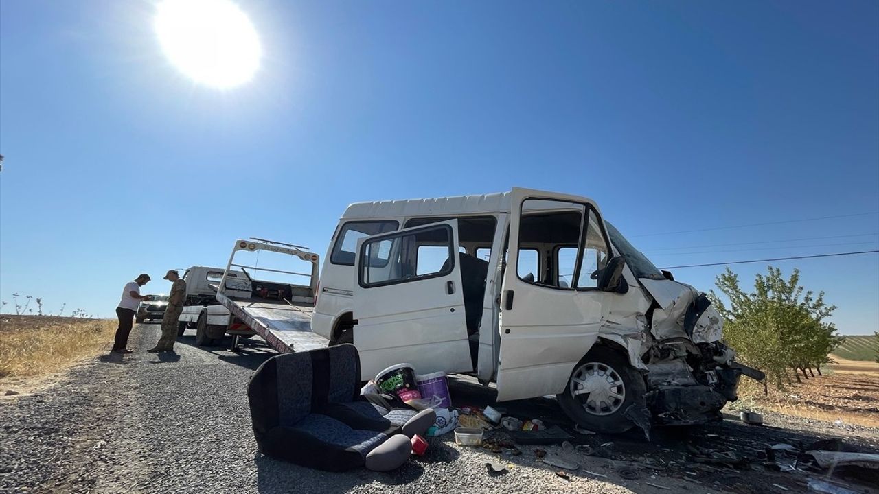 Şanlıurfa'da Minibüs ile Otomobil Çarpışması: 15 Yaralı