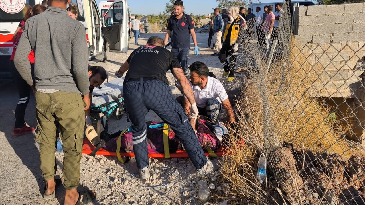 Şanlıurfa'da Tarım İşçilerini Taşıyan Minibüs Devrildi: 19 Yaralı