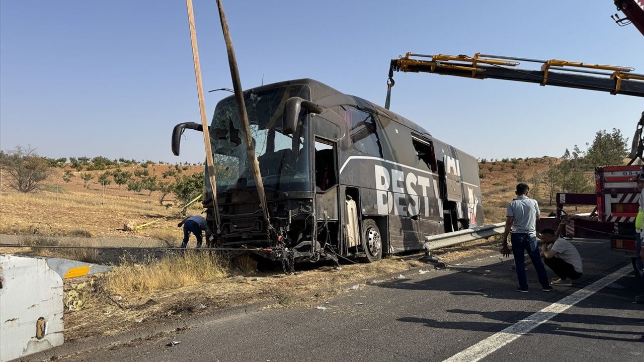 Şanlıurfa'da Yolcu Otobüsü Devrildi, 27 Yaralı