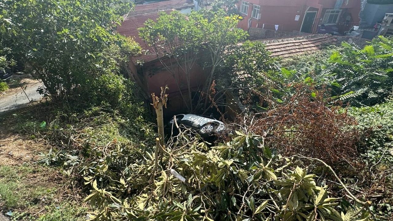 Sarıyer'de Kontrolden Çıkan Otomobil Bahçeye Düştü