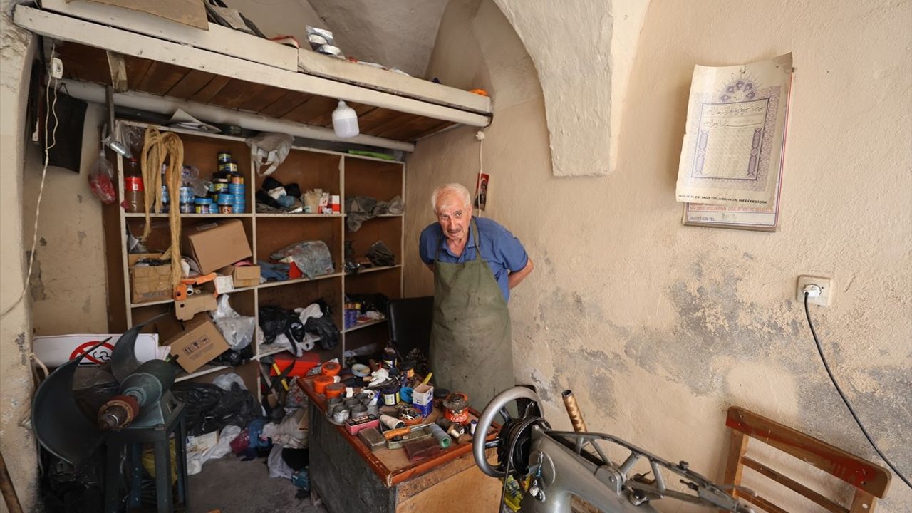 Savur'un Ustası: 50 Yıllık Ayakkabı Tamircisi Orhan Kurt