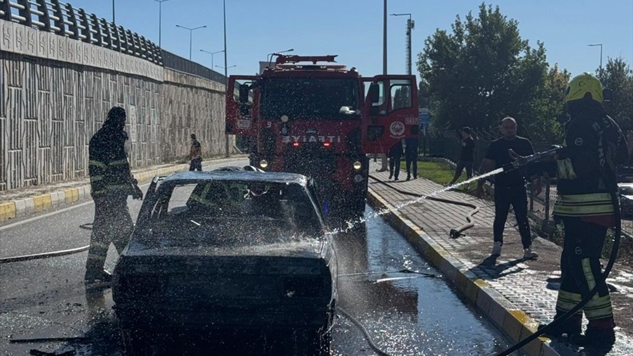 Sivas'ta Araç Yangını: Sürücü Yaralandı