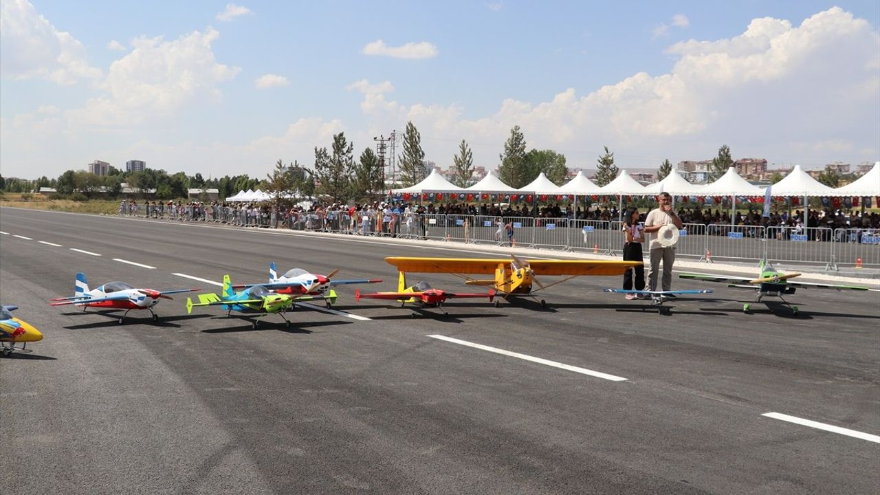 Sivas'ta Cengiz Topel İHA ve Model Uçak Pisti Açıldı