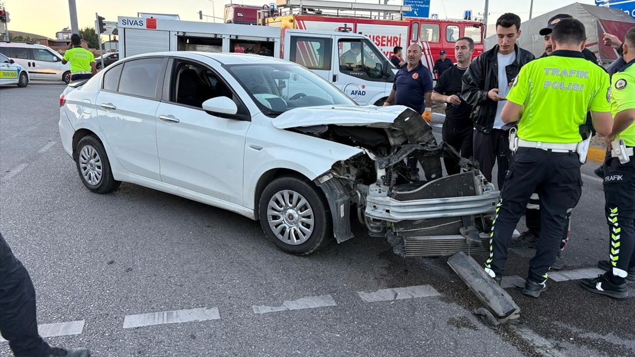 Sivas'ta Minibüs Ve Otomobil Çarpıştı: 15 Yaralı