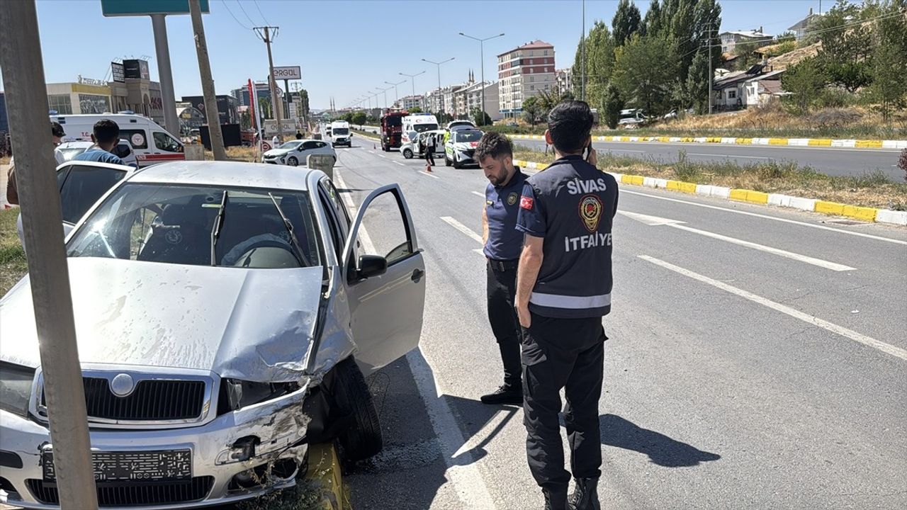Sivas'ta Otomobil ve Hafif Ticari Araç Çarpıştı: 6 Yaralı