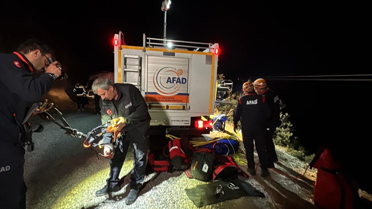 Sivas'ta Uçuruma Yuvarlanan Otomobilde 4 Kişi Hayatını Kaybetti