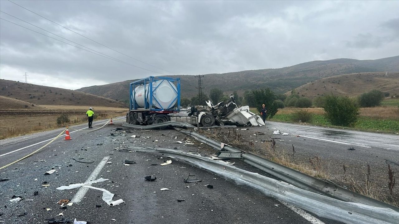 Sivas'ta Yolcu Otobüsü ile Tır Çarpıştı: 20 Yaralı