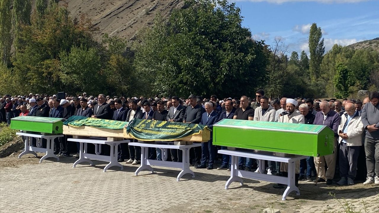 Sivas'taki Trafik Kazasında Hayatını Kaybedenlerin Cenazesi Defnedildi