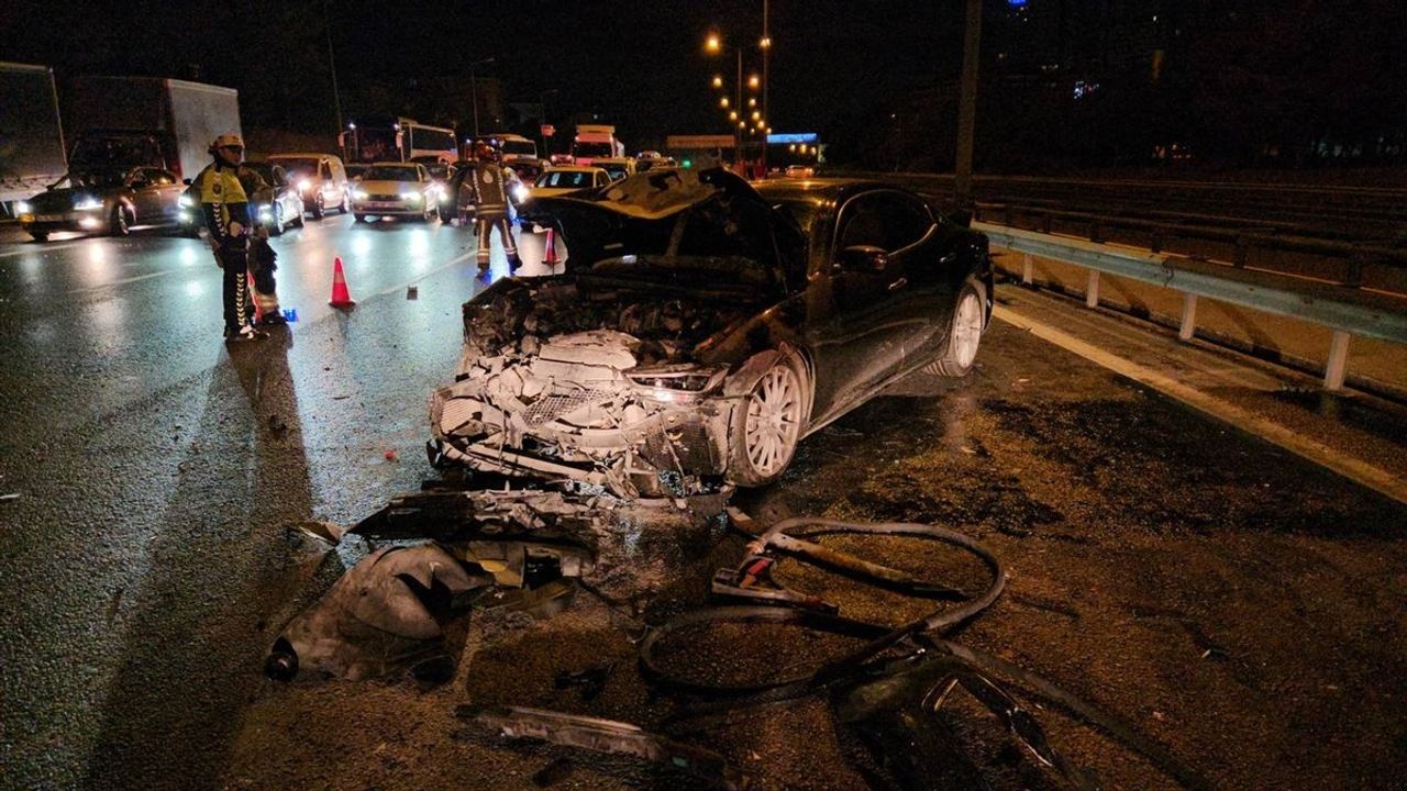 Sultangazi'de Lüks Otomobil Kazası: Sürücü Kaçtı