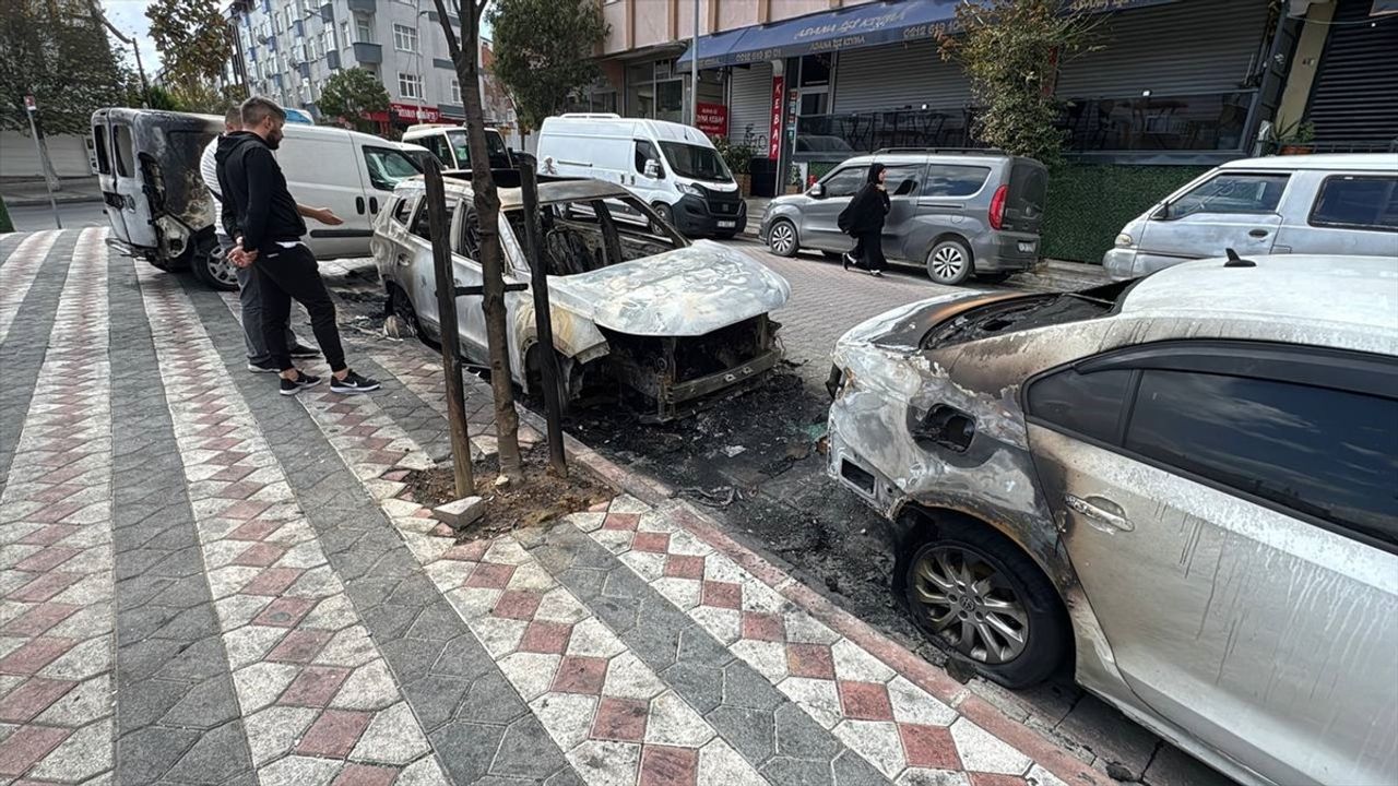 Sultangazi'de Otomobil Yangını Kontrol Altına Alındı