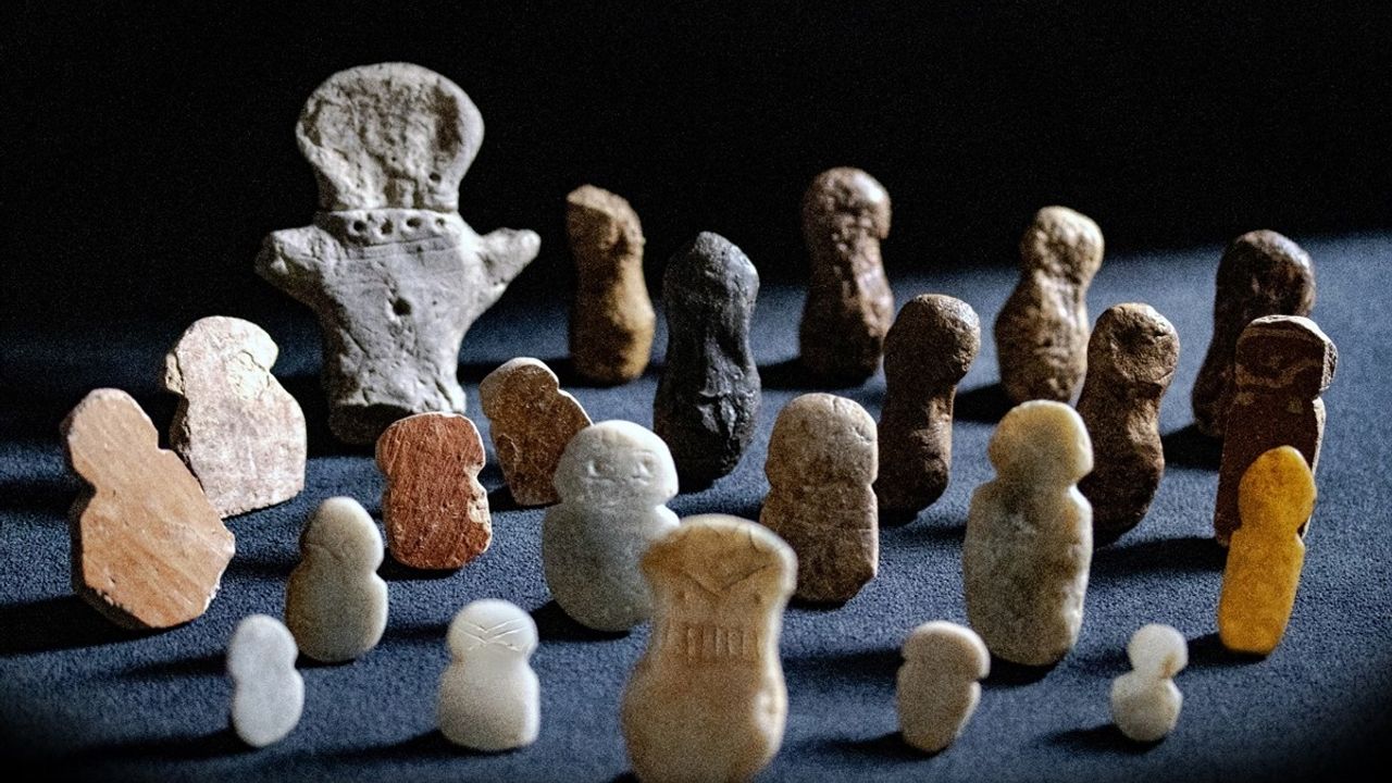 Tavşanlı Höyük'te 4 Bin 500 Yıllık İdoller Keşfedildi