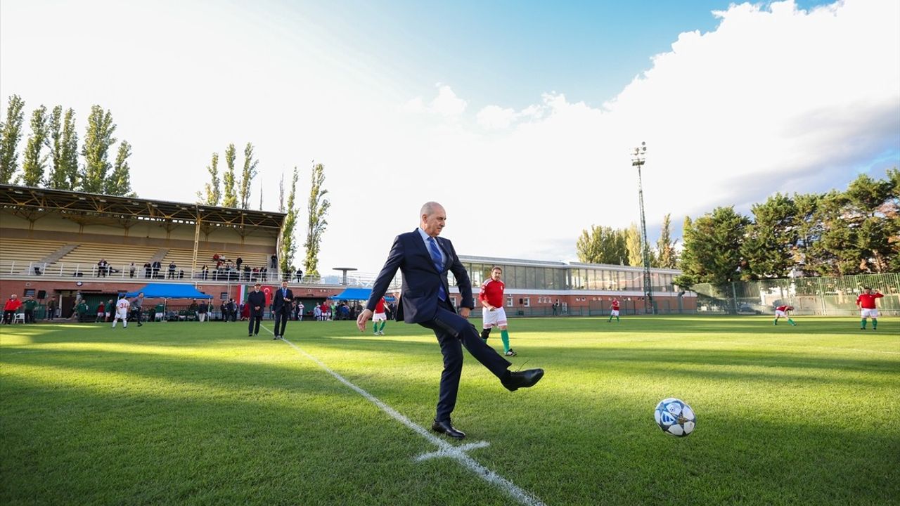 TBMM Başkanı Kurtulmuş, Macaristan'da Dostluk Maçını İzledi