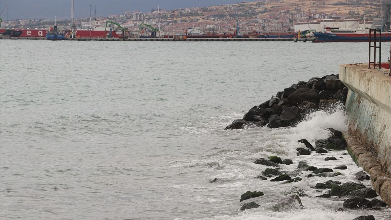 Tekirdağ'da Poyraz Deniz Ulaşımını Aksatıyor