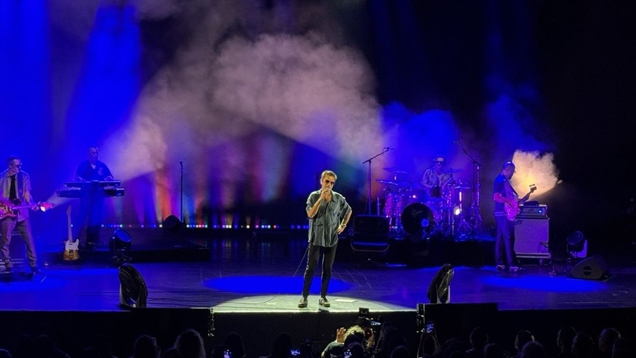 Teoman İstanbul'da Coşkulu Bir Konser Verdi