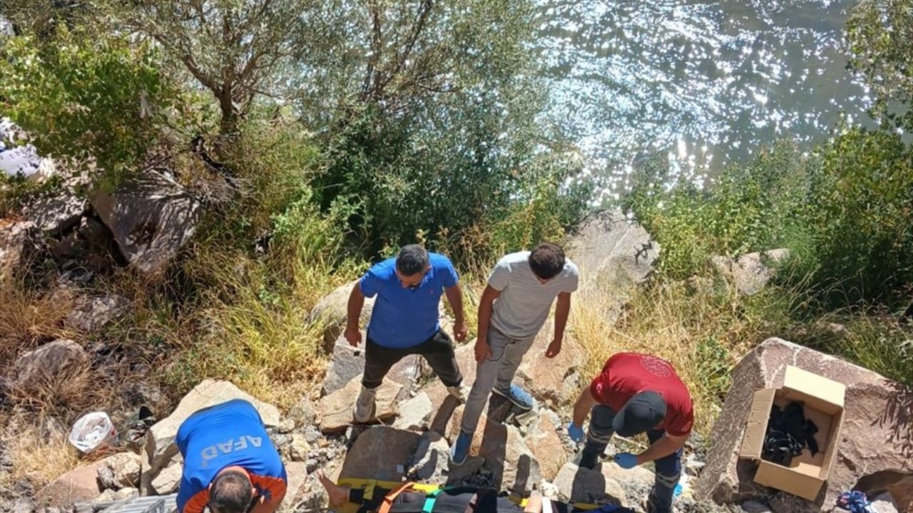 Tunceli'de Şarampole Devrilen Otomobilde 3 Yaralı