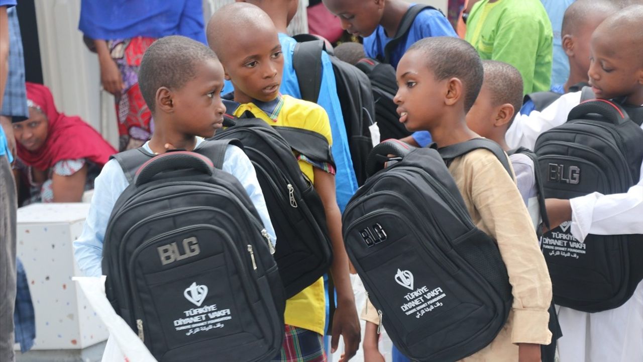 Türkiye Diyanet Vakfı, Kamerun'da Yetimlere Eğitim Desteği Sağladı