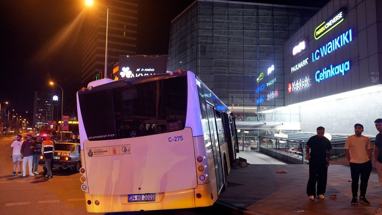 Ümraniye'de Otobüs ve Otomobil Çarpıştı: 2 Yaralı