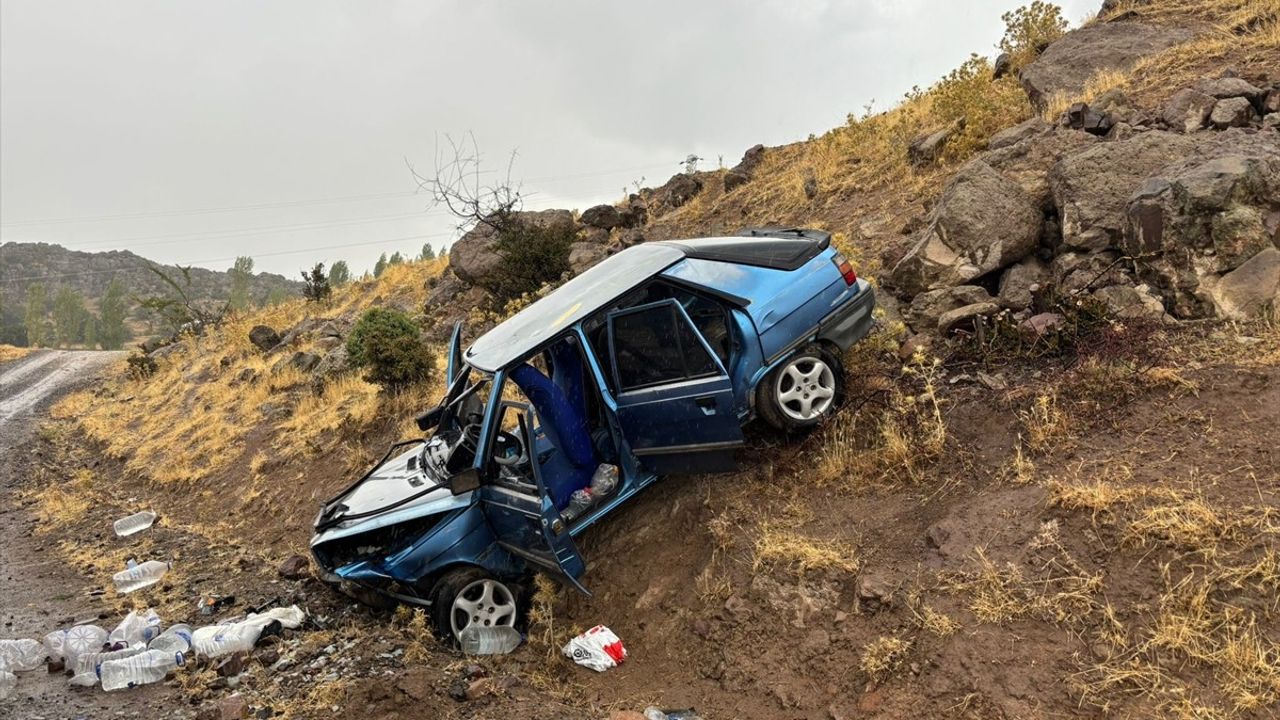Uşak'ta İki Trafik Kazasında 5 Kişi Yaralandı
