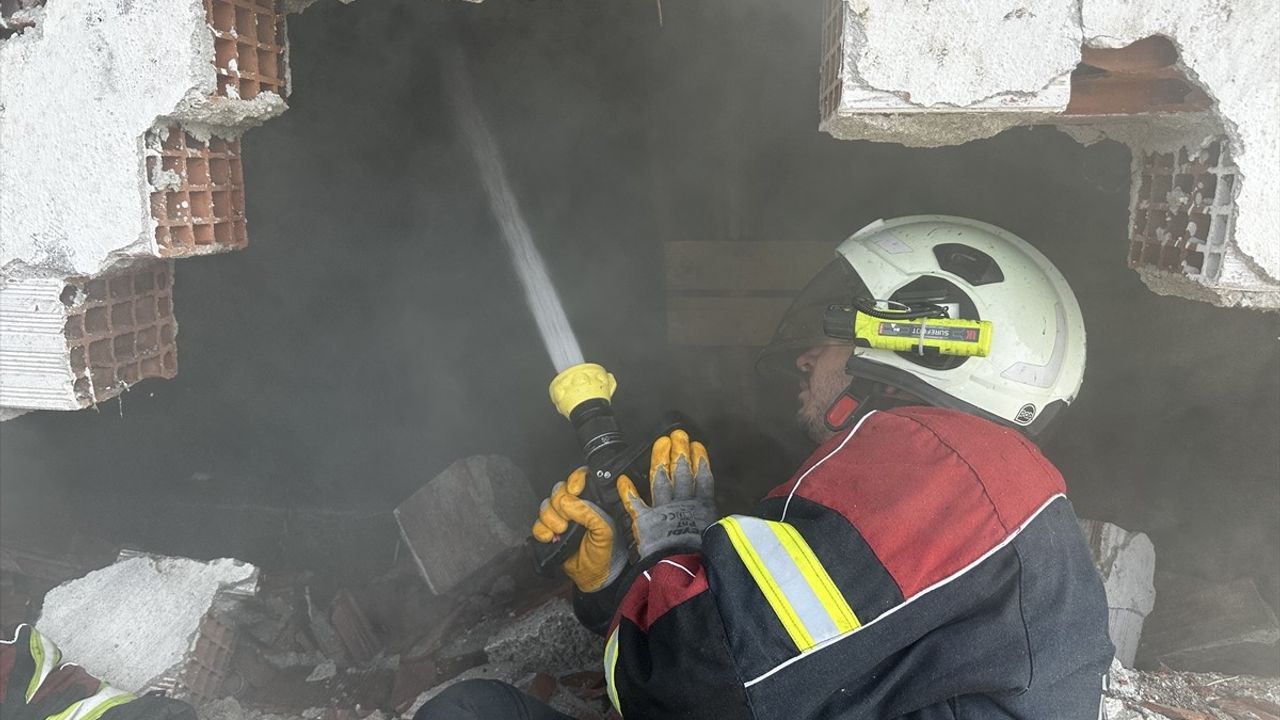 Uşak'ta Yangın Felaketi: 2 Katlı Ev ve Ahır Kullanılamaz Hale Geldi