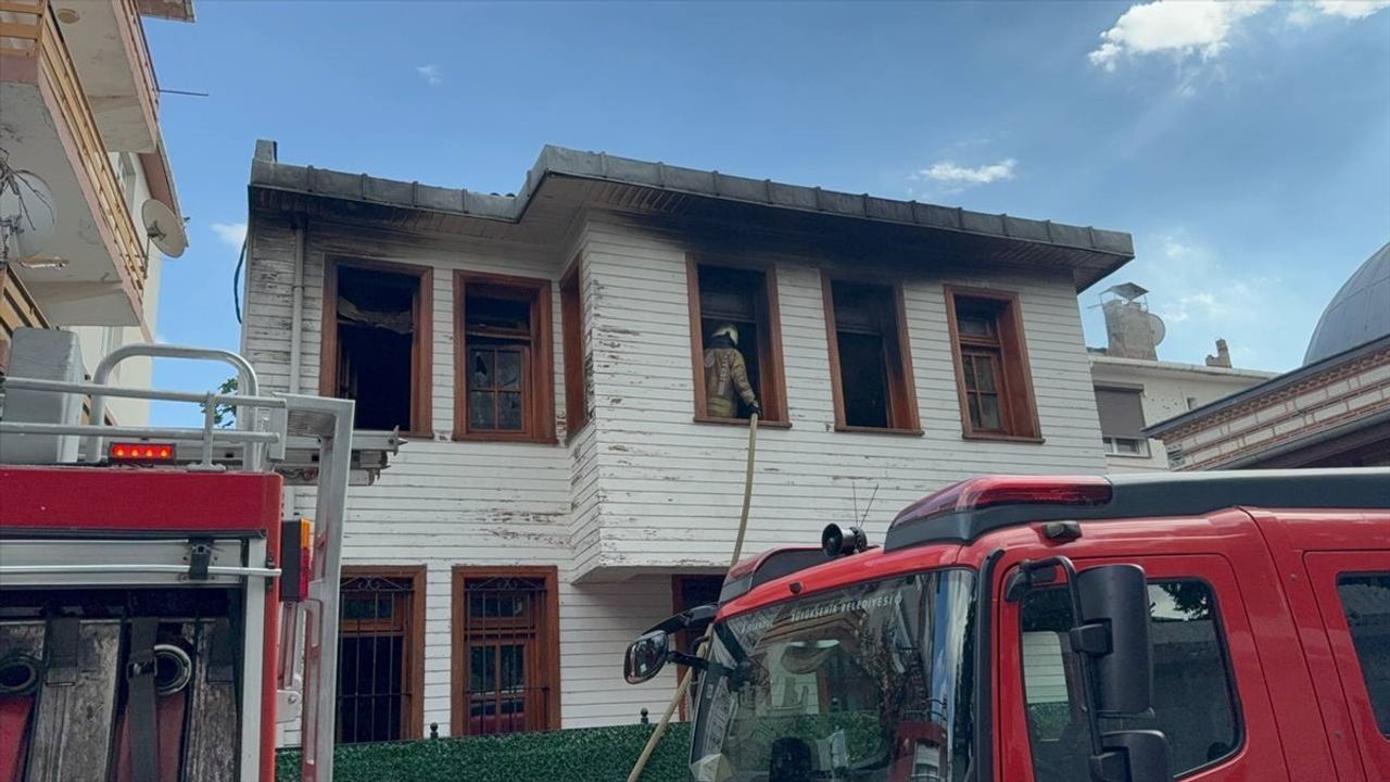 Üsküdar'da Ahşap Yapıda Yangın: Çocuklar Dumandan Etkilendi