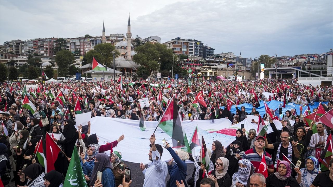 Üsküdar'da Küresel Sumud Filosu İçin Destek Yürüyüşü Düzenlendi