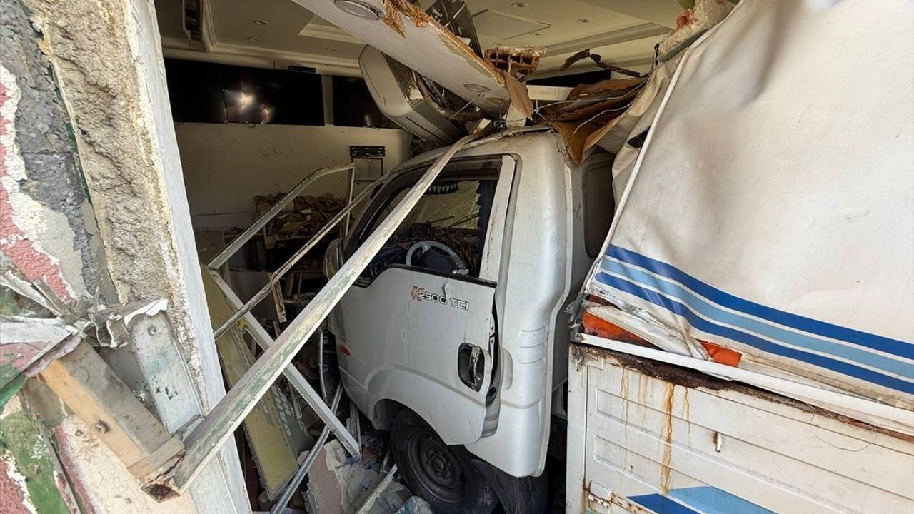 Üsküdar'da Yokuş Aşağı İnerek İş Yerine Çarpan Kamyonet