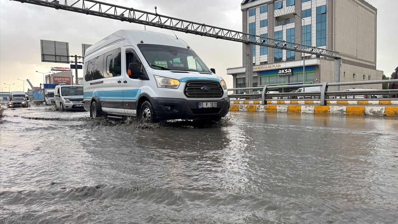 Van'da Sağanak Yağış Paniği