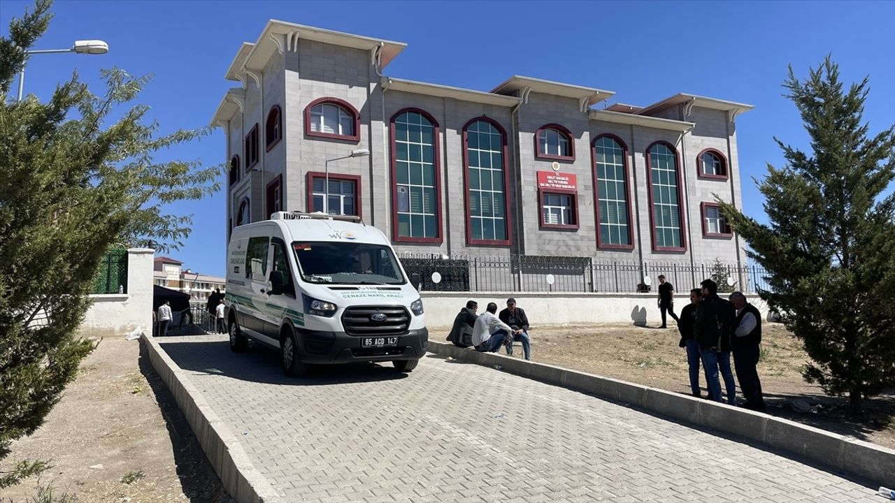 Van'da Silahlı Saldırı: Anne ve İki Oğul Defnedildi