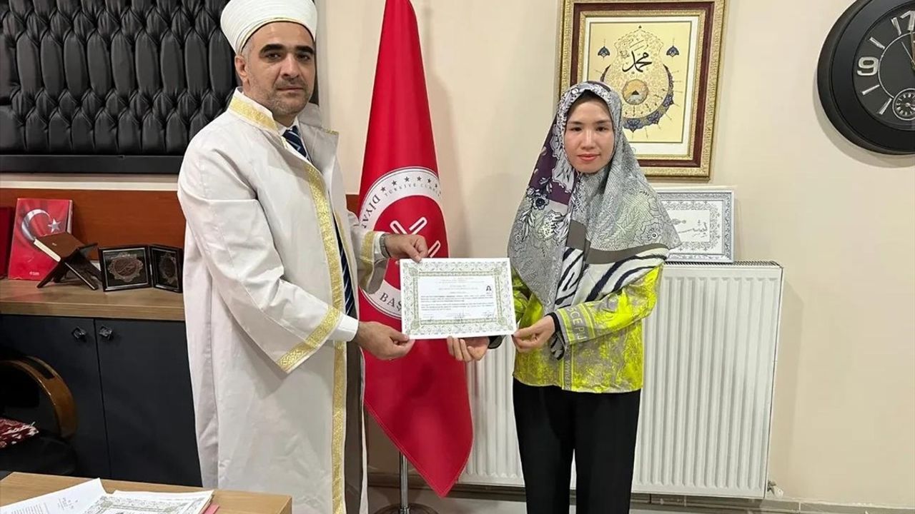 Vietnamlı Kadın Hakkari'de İslamiyet'i Seçti