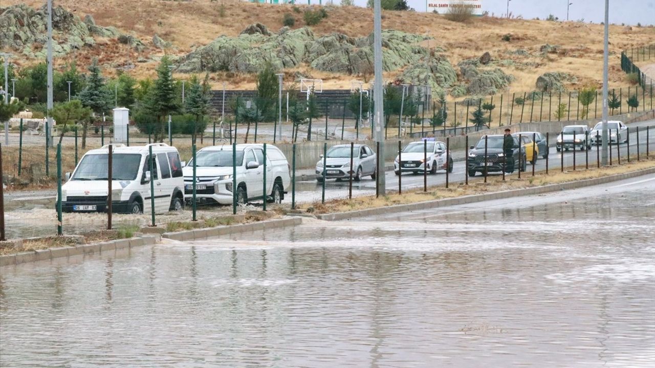 Yozgat'ta Sağanak Yağış Hayatı Olumsuz Etkiledi