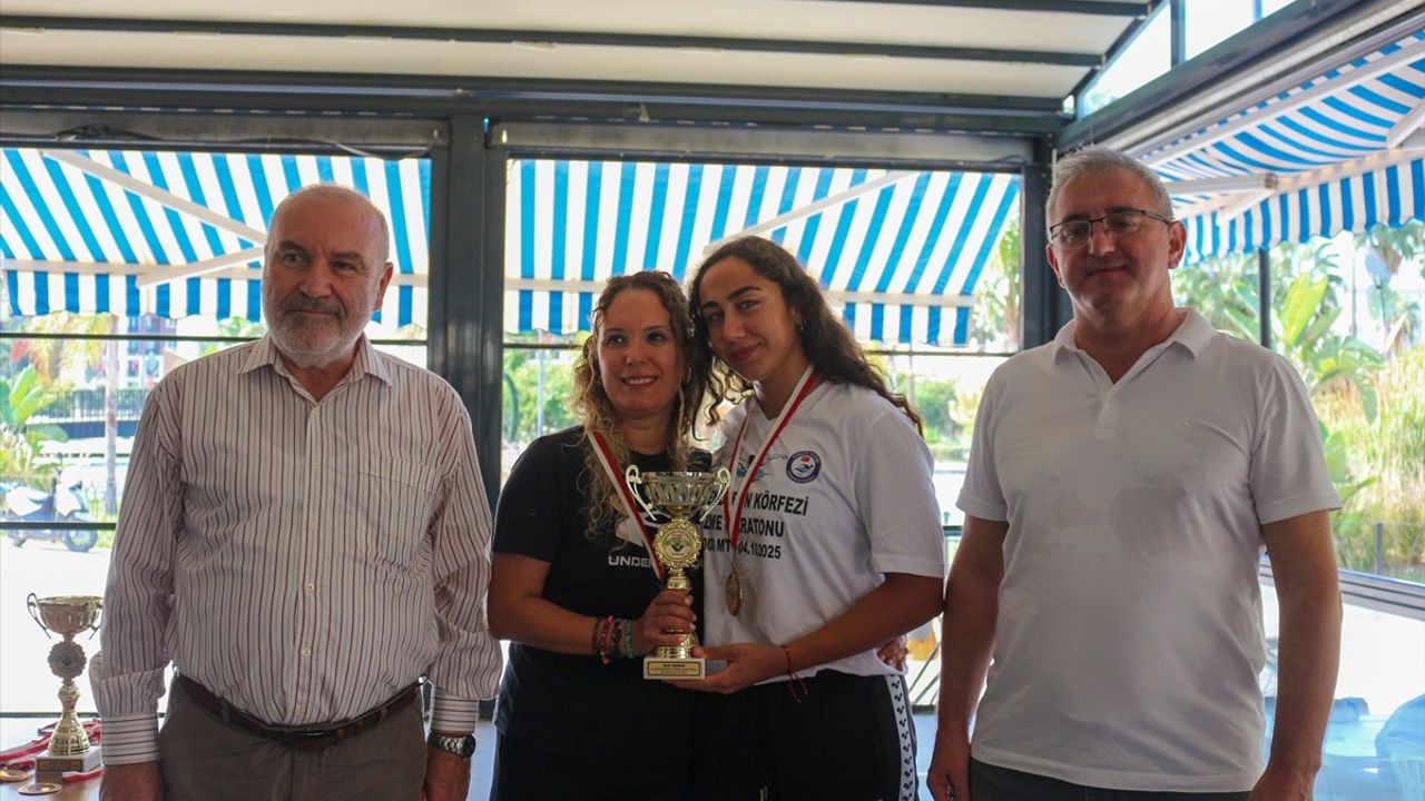 5. İskenderun Körfezi Açık Deniz Yüzme Maratonu'nda Elif Berke'ye Ödül