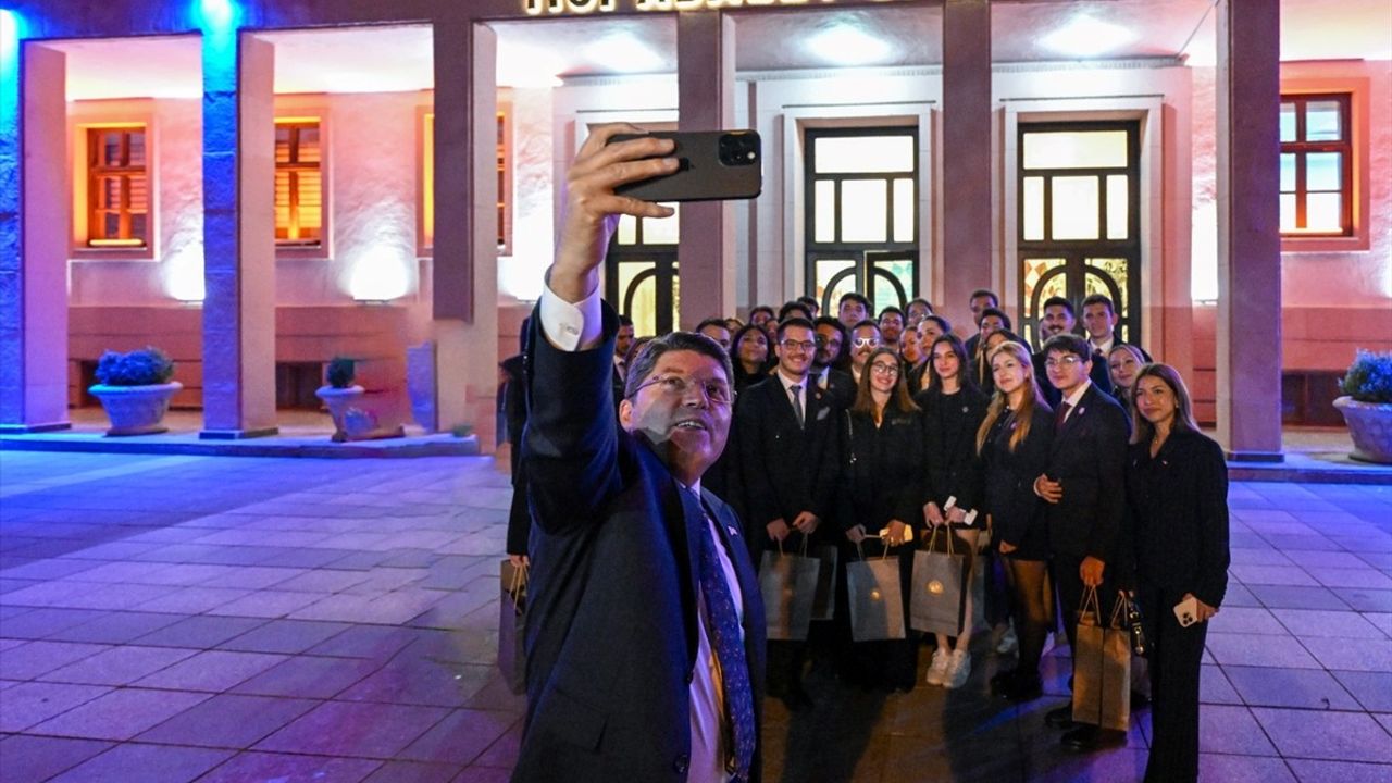 Adalet Bakanı Yılmaz Tunç, Üniversite Öğrencileriyle Bir Araya Geldi