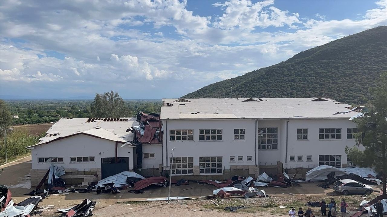 Adana'da Fırtına Okulun Çatısını Uçurdu, Araçlar Zarar Gördü