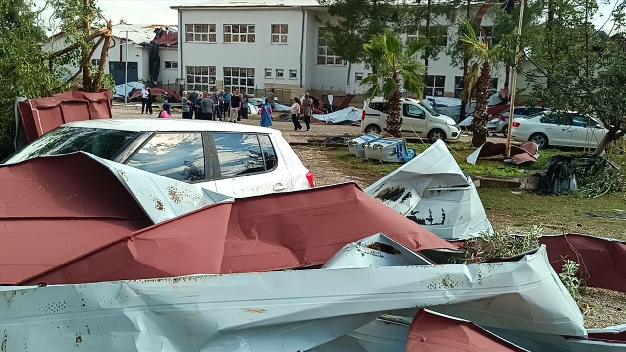 Adana'da Fırtına Sonrası Okul Çatısı Uçtu