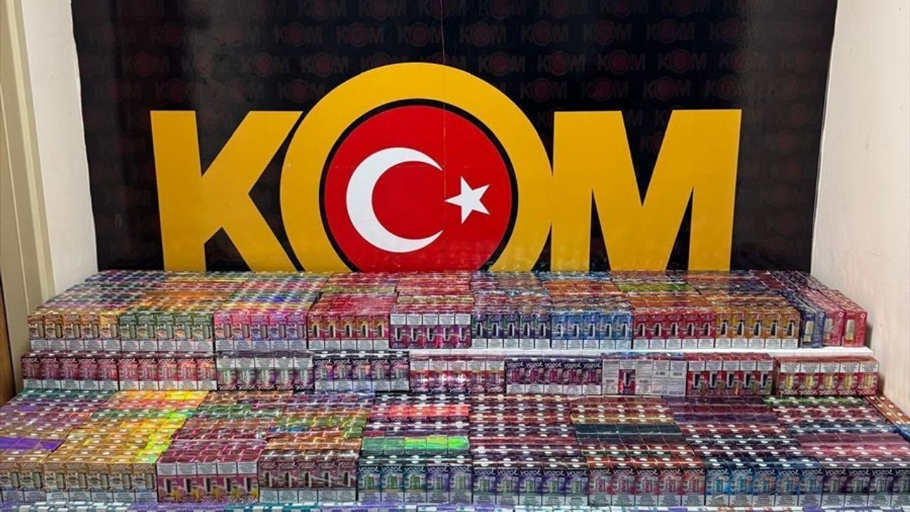 Adana'da Gümrük Kaçağı 2 Bin 700 Elektronik Sigara Ele Geçirildi