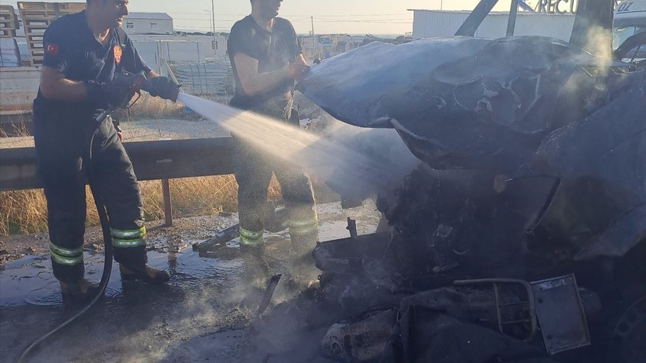 Adana'da İşçi Servisinin Çarptığı Motosikletli Hayatını Kaybetti
